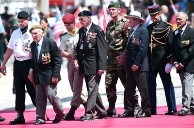 高齢者施設から「脱走」した英退役軍人、国外で仲間とDデー祝う