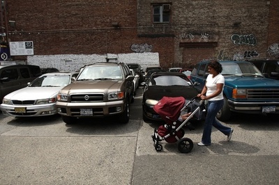 盗もうとした車に「小さな目撃者」、犯行諦める