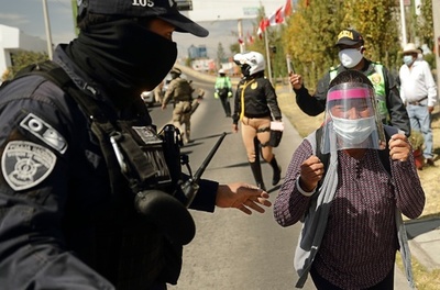 コロナ発症の夫を救って、大統領車列に泣き叫ぶ妻の映像拡散 ペルー