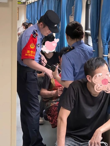 年配女性のスマホの文字サイズを調整してあげた若者が予期せぬ発見　中国