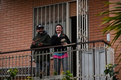 自宅の窓から住民合唱、新型コロナで封鎖のイタリア 「マカレナ」一斉ダンスも