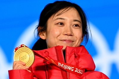 高木美帆に金メダル授与 Sスケート女子1000m、北京冬季五輪