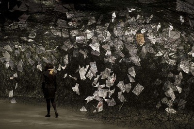 塩田千春さんの個展開幕 ブラジル・サンパウロ