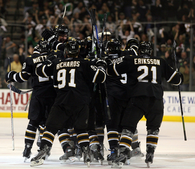 スターズ シャークスを下しカンファレンス決勝へ