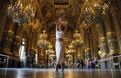 パブリックスペースがダンス公演の舞台に パリ・オペラ座