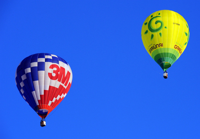 空を彩るカラフルな熱気球、エストニア