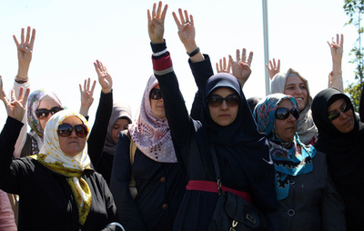 トルコ、イスラム女性公務員のヘッドスカーフを許可