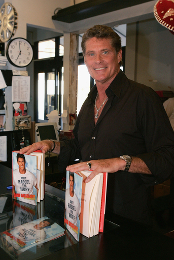 俳優デヴィッド・ハッセルホフの著書『Don’t Hassle the Hoff』のサイン会開催