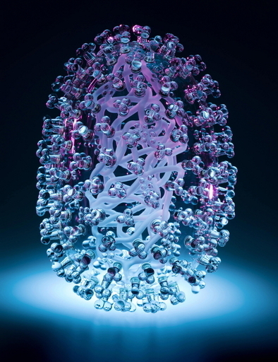 新型インフルがガラス彫刻に、英芸術家がウイルスかたどり制作