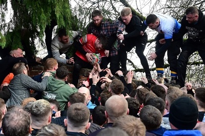 ピッチは町全体…住民総出で競う英伝統のフットボール大会