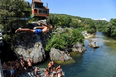 暑さをしのげ！ 川へダイブ 北マケドニア