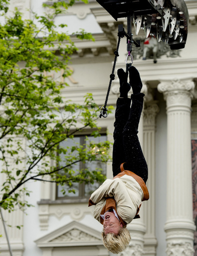 逆さ吊りのまま脱出芸を披露、オランダ・アムステルダム