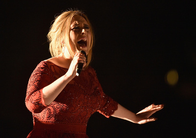 アデル、グラミー歌唱失敗で「一日中泣いた」 バーガーやけ食いも