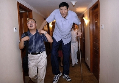 中国の鮑喜順さん、再び身長世界一に