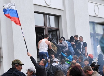 親露派が行政庁舎を占拠、ウクライナ東部ルガンスク