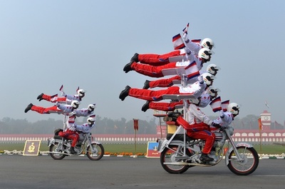 「軍隊の日」、バイクに乗ってアクロバット披露 インド