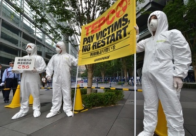 東電が株主総会、会場外には脱原発を訴える人々