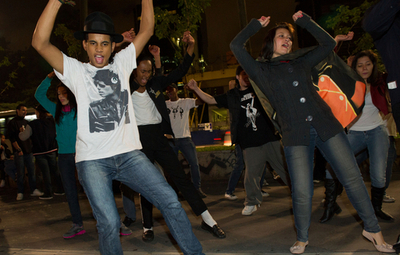 マイケル・ジャクソン没後3年、ファンが1万本のバラ