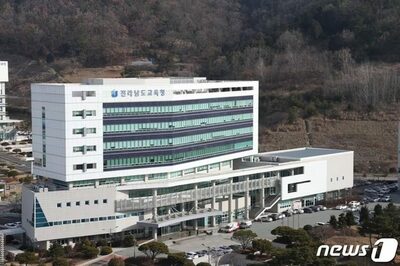 韓国・小学校長が「偽の結婚式招待状」配布…既婚の息子の結婚式を装う