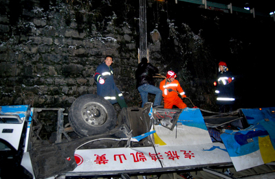 凍結した橋からバス転落、16人死亡 中国高速道路