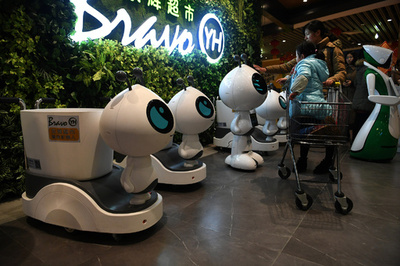 「オカイモノテツダイマス」　重慶のスーパーで働くロボット店員たち