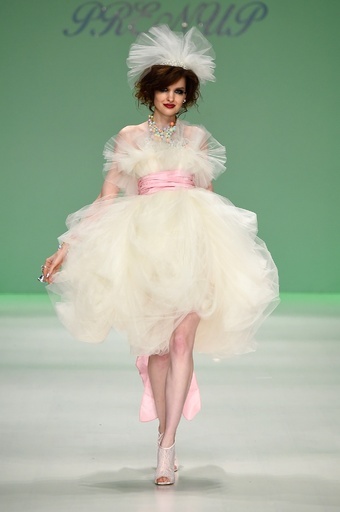 愛いっぱいのウェディングドレス、「ベッツィー・ジョンソン」15年春夏