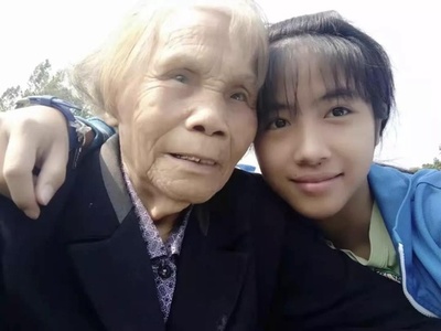 中国広東省 18歳少女、祖母を連れて大学へ進学