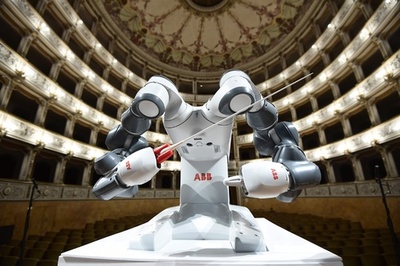 ロボットがオーケストラの「指揮者」に、イタリア