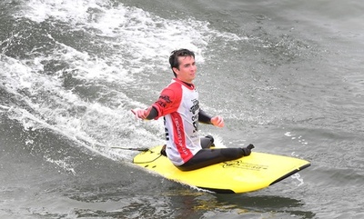 「波乗り作戦」で生きる力を、負傷した米兵向けサーフィン大会