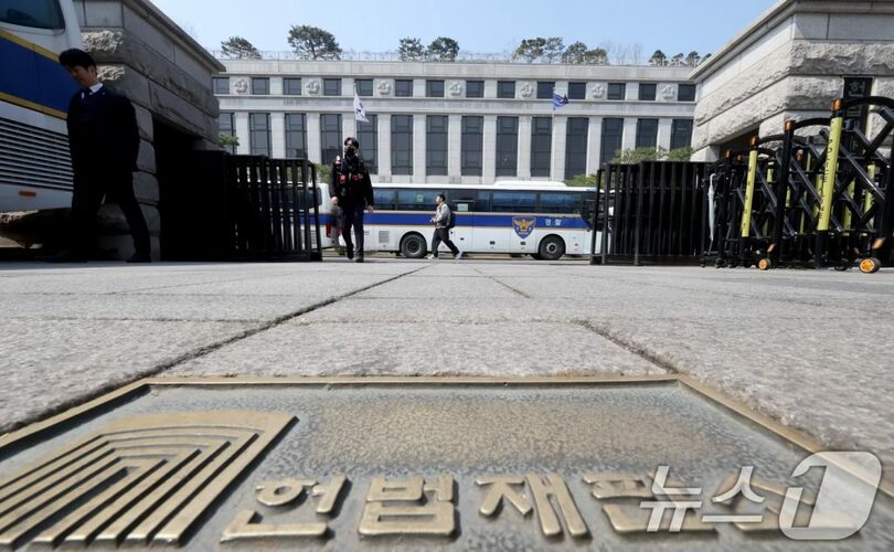 4月1日午前、ソウル市鍾路区の憲法裁判所前で、警備にあたる関係者ら(c)news1