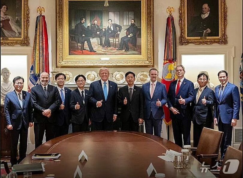 2025年7月30日（現地時間）、米首都ワシントンのホワイトハウスで、韓国のク・ユンチョル（具潤哲）副首相兼企画財政相ら交渉団と通商合意に署名した後、記念撮影に応じるトランプ米大統領＝ホワイトハウスX(c)news1