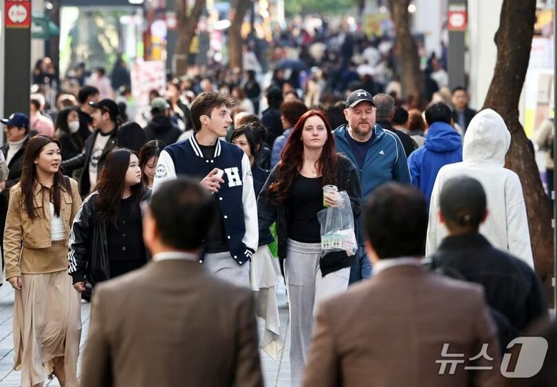旅行客でにぎわうソウル市中区の明洞の街並み＝2026年10月22日(c)news1