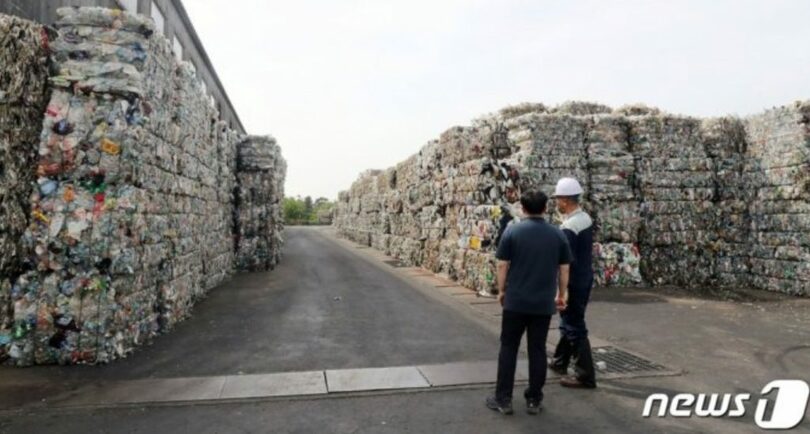 <em>済州にある環境施設管理所埋立地にリサイクルプラスチックが山のように積まれている(c)news1</em>