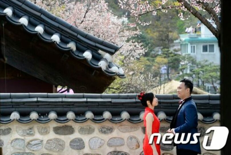 ソウル市中区南山コル韓屋村で外国人新婚夫婦がウェディング撮影をしている様子(c)news1