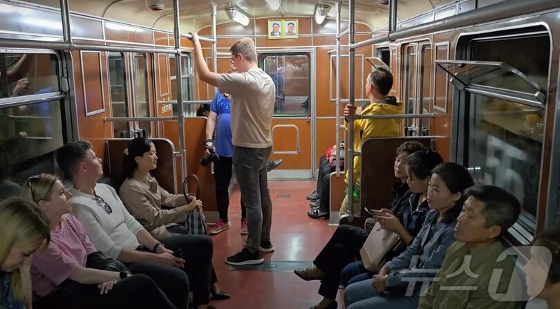 平壌地下鉄千里馬線の列車内部の様子＝YouTube「PoletMe Aviation Videos(c)news1
