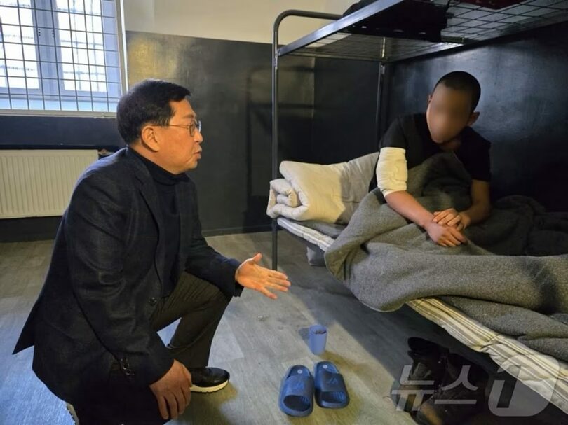 国民の力のユ・ヨンウォン議員と面談する北朝鮮兵＝議員提供(c)news1