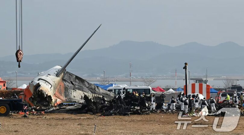 30日午前、全羅南道の務安国際空港で残骸を捜索する消防隊員=共同取材(c)news1
