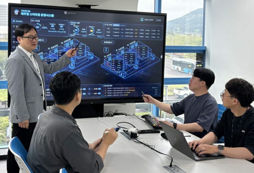 養豚農家の環境データを基に知能型意思決定システムの最適化方法について議論するETRIの研究チーム＝ETRI(c)KOREA WAVE