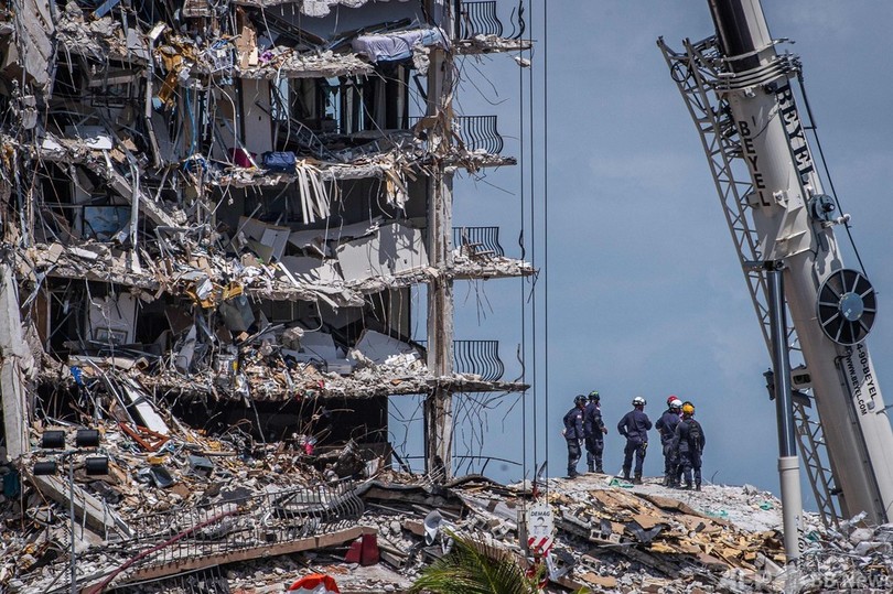 米集合住宅崩落、死者10人に 原因めぐり高まる疑問