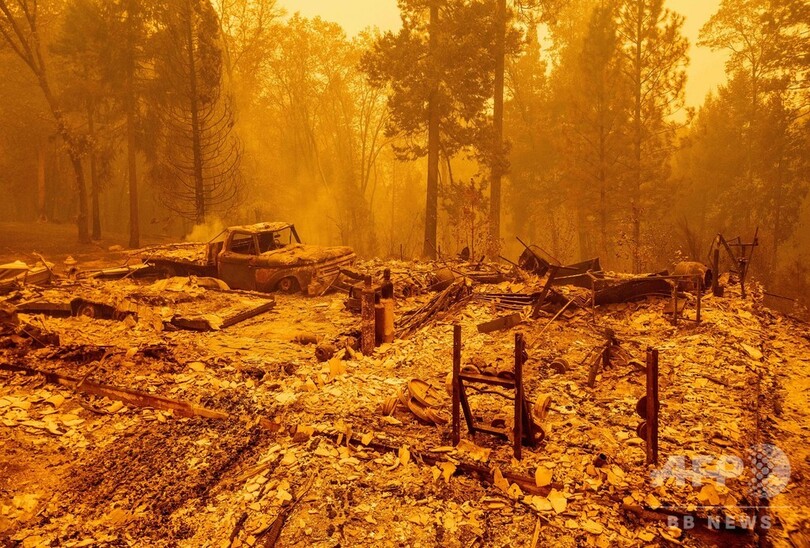 オレンジ色に染まる空、米西部山火事 住宅数百戸焼失