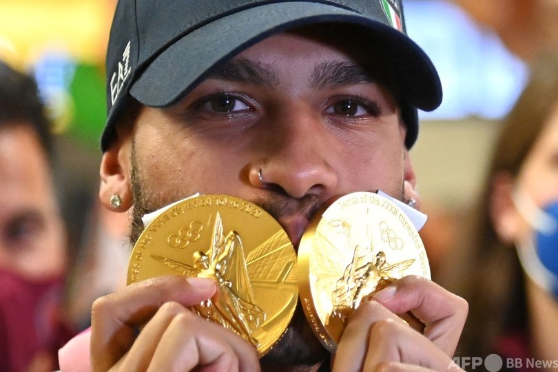 陸上男子100ｍ金ヤコブスが帰国、家族らが熱烈歓迎 イタリア