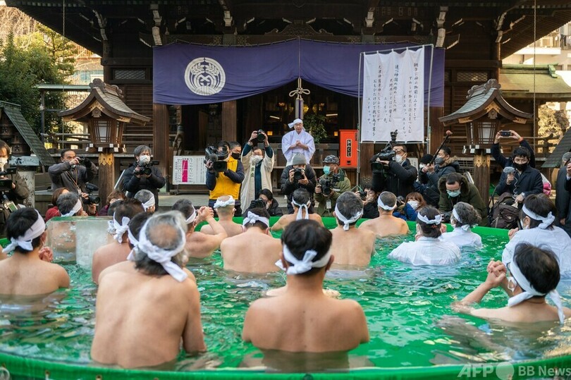 都内神社で寒中水浴 疫病退散願う