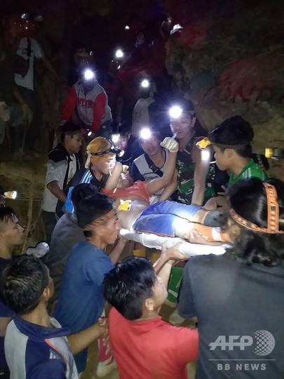 インドネシアで違法金鉱が崩壊、3人が死亡 数十人が生き埋めに インドネシアで違法金鉱が崩壊、3人が死亡 数十人が生き埋めに