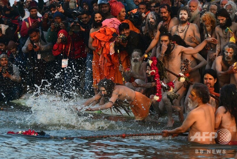 00万人以上が聖なる川で沐浴 世界最大の宗教祭 クンブメーラ 印 写真25枚 国際ニュース Afpbb News