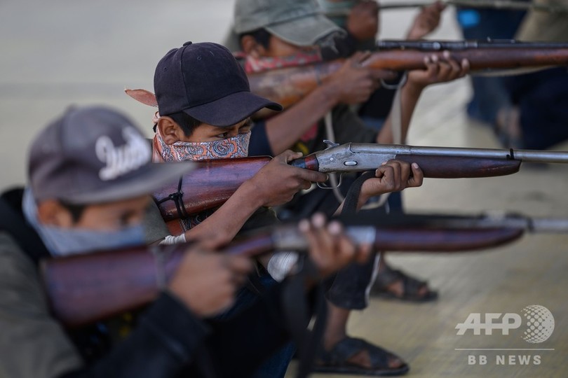 民兵部隊から銃の使い方を教わる子どもたち。メキシコ・ゲレロ州のアヤウアルテンパにて（2020年1月24日撮影）。(c)Pedro PARDO / AFP