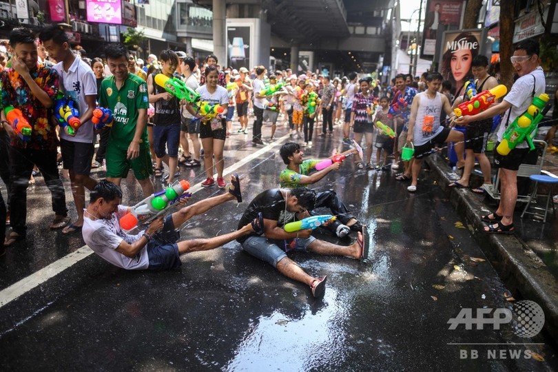 正月祝う水掛け祭り ソンクラーン 大人も子どももびしょぬれに タイ 写真21枚 国際ニュース Afpbb News