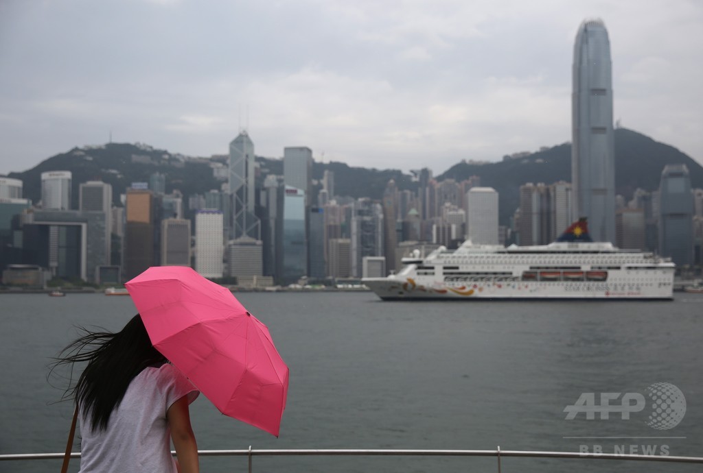 「胸で警官に暴行」、香港の女に実刑判決 「胸で警官に暴行」、香港の女に実刑判決