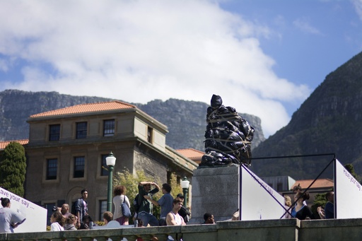 白人支配の象徴セシル・ローズの銅像に人糞、南ア 写真6枚 国際