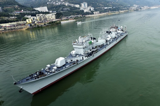 中国海軍の退役軍艦「珠海」、長江の三峡を航行 写真4枚 国際ニュース