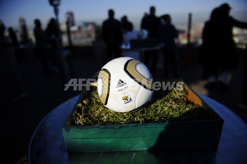 キーパー泣かせ」のW杯公式球、軌道変化を豪研究者が実証 写真1枚 国際